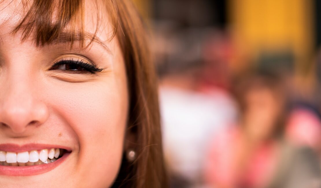 hôtesse accueil sourire bonne présentation